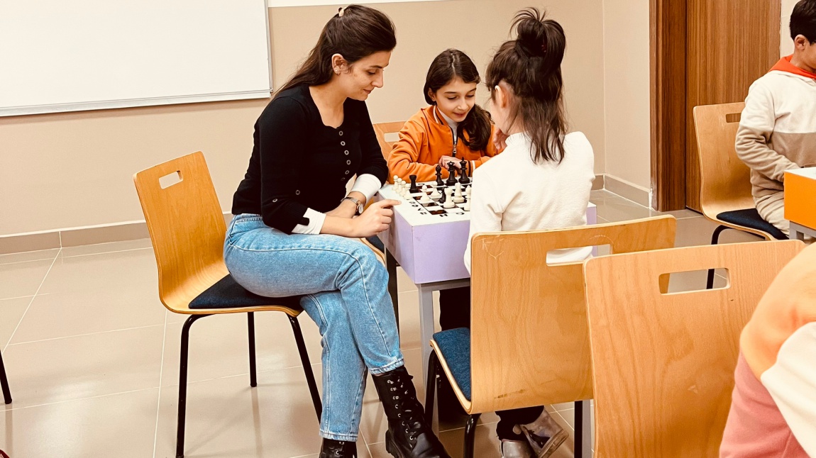 4-B sınıfının uygulamalı satranç dersleri , okulumuzun yeni satranç atölyesinde başladı ...