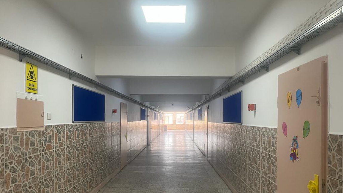 Okulumuz eski binasının tüm koridorlarının boyası yapıldı.