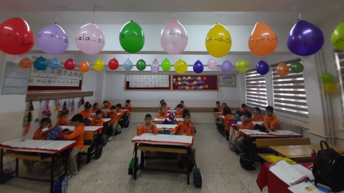 1-E sınıfı balonlarla hece ve kelimeleri öğreniyor.